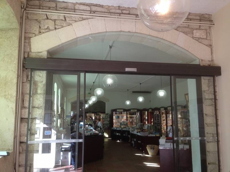 Installation d'une porte magasin vitrée Avignon Vaucluse 84