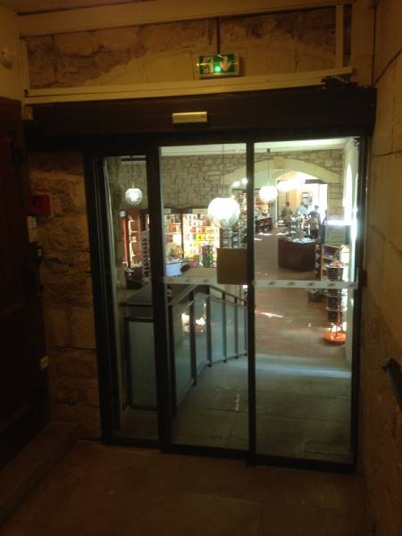 Pose d'une porte piétonne en verre automatique Carpentras vaucluse 84