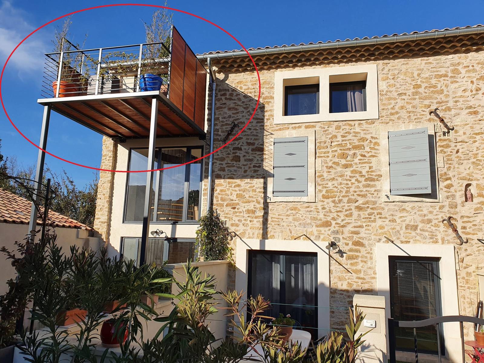 Conception et pose d'un balcon semi-suspendu sur une façade de mas à Piolenc (84)