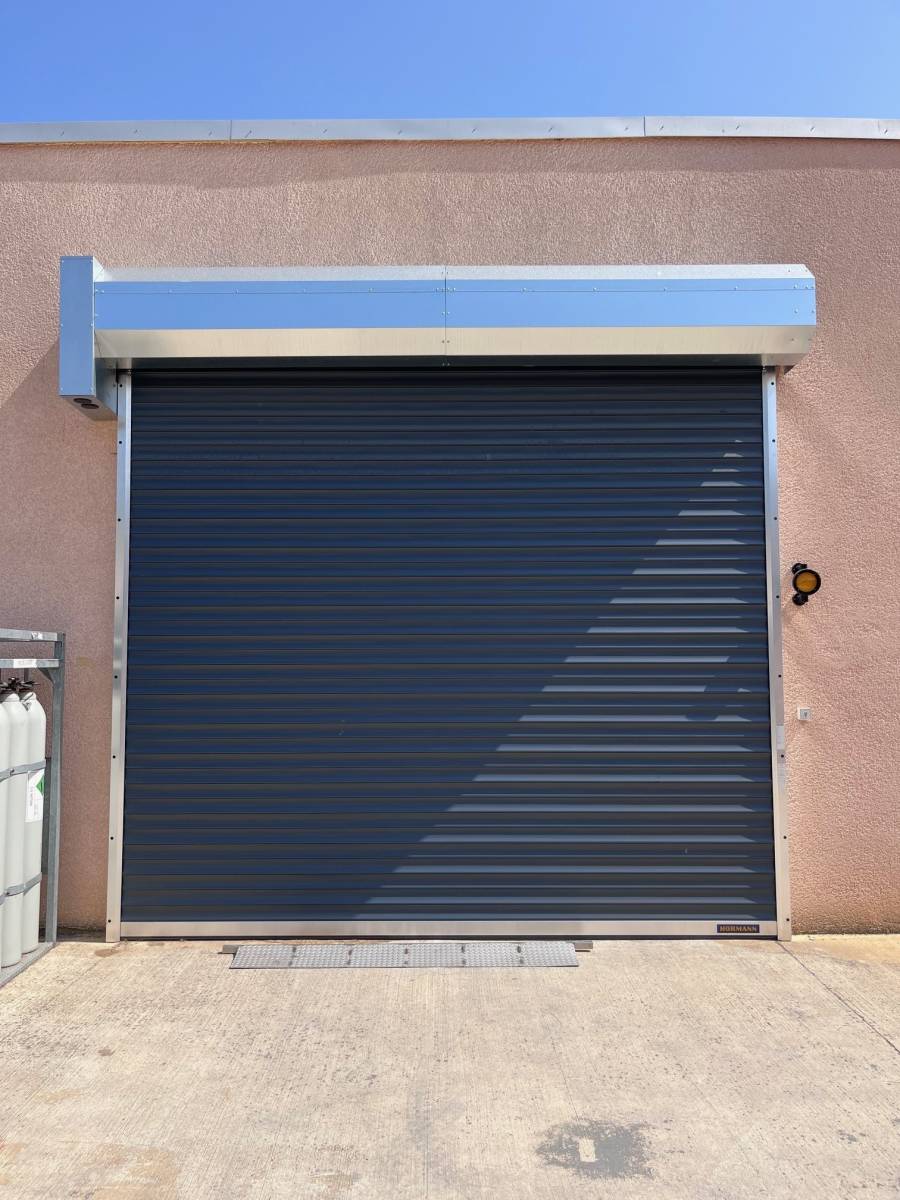 Rideau enroulable isolé RAL 7019 gris anthracite