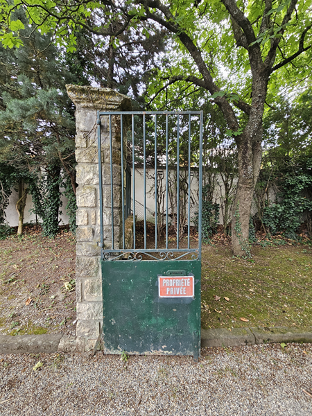 Portail avec vantaux inégaux, 1/3