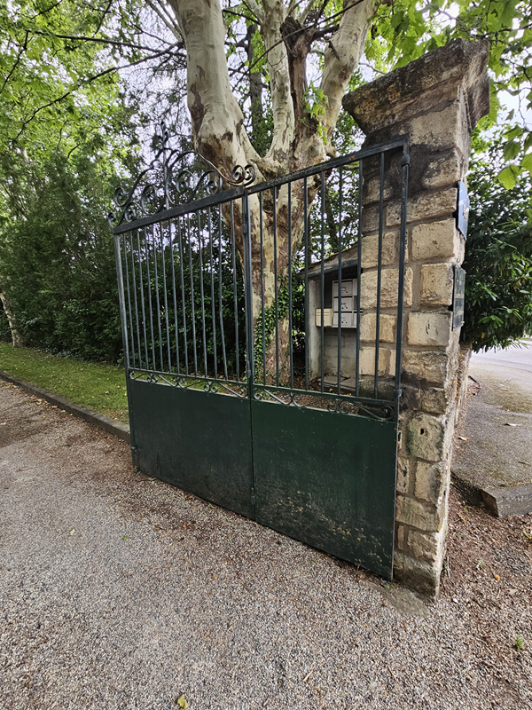 Portail avec vantaux inégaux, 2/3