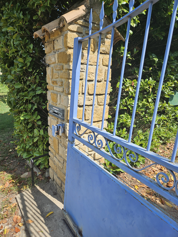 Réparation d'un portail métallique coulissant motorisé percuté par un véhicule