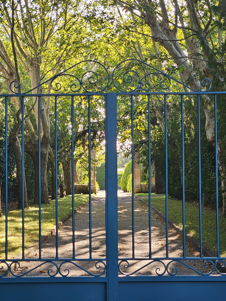 Bandeau de volutes avec couronnement