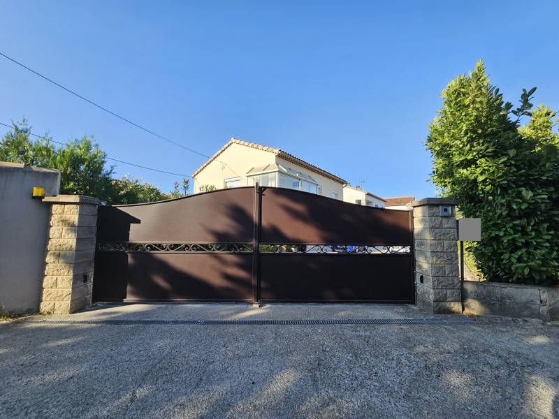 Portail acier battant 2 vantaux installé sur Piolenc