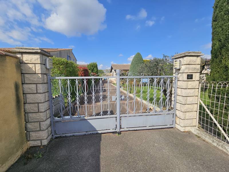 Ancien portail battant métallique ajouré