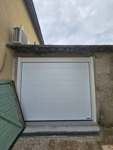 Porte de garage sectionnelle motorisée dans le Vaucluse, Vacqueyras