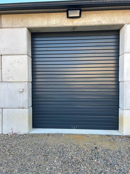 Rideau métallique motorisé thermolaqué à Camaret-sur-Aigues 84