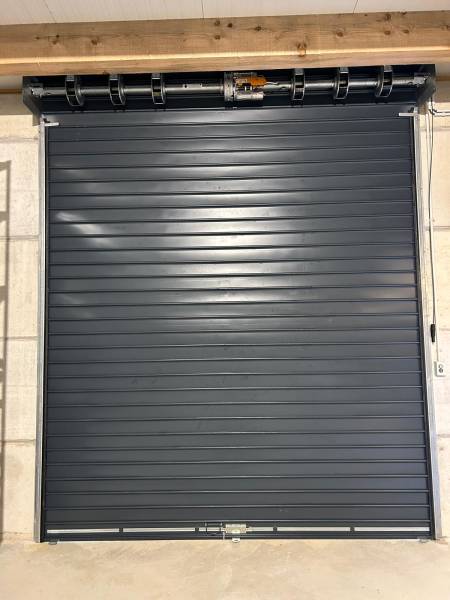 Porte de garage enroulable motorisé à Camaret-sur-Aigues, Vaucluse