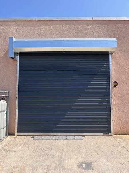 Rideau enroulable isolé RAL 7019 gris anthracite