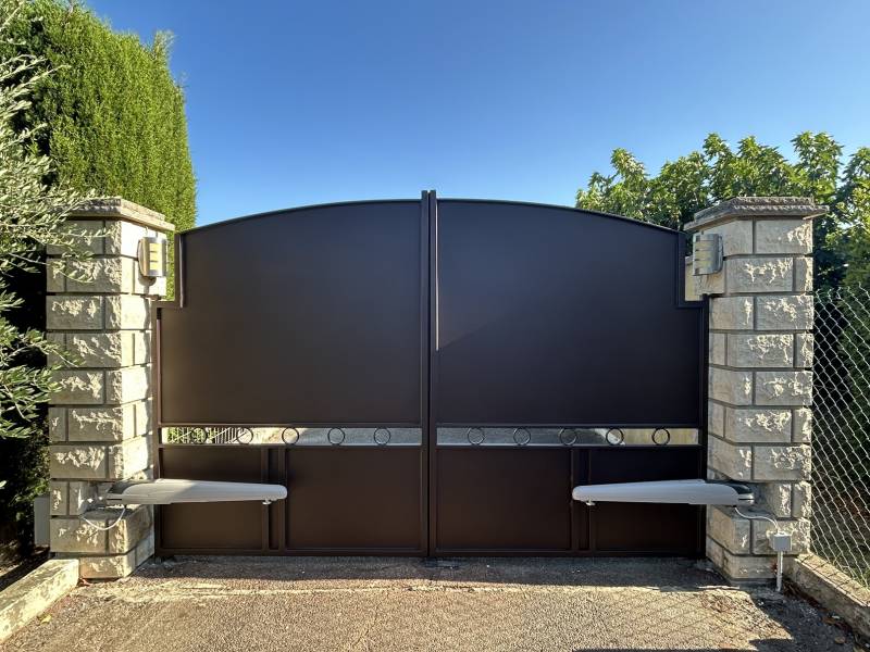 Portail métallique battant motorisé