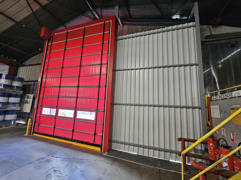 Fourniture & pose d'une porte rapide industrielle motorisée de marque Hormann, avec modification de la baie pour une entreprise d'emballage à Bagnols-sur-Cèze