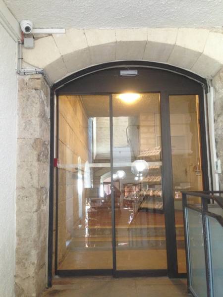 Installation d'une porte de magasin en verre coulissante Orange