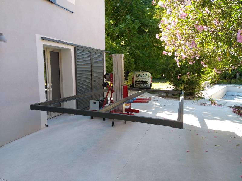 Fourniture et pose d'une ossature acier thermolaqué pour pergola à Pernes les Fontaines