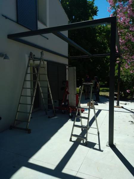 Fourniture et pose d'une ossature acier thermolaqué pour pergola à Pernes les Fontaines