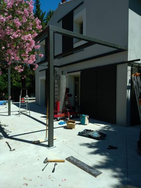 Fourniture et pose d'une ossature acier thermolaqué pour pergola à Pernes les Fontaines