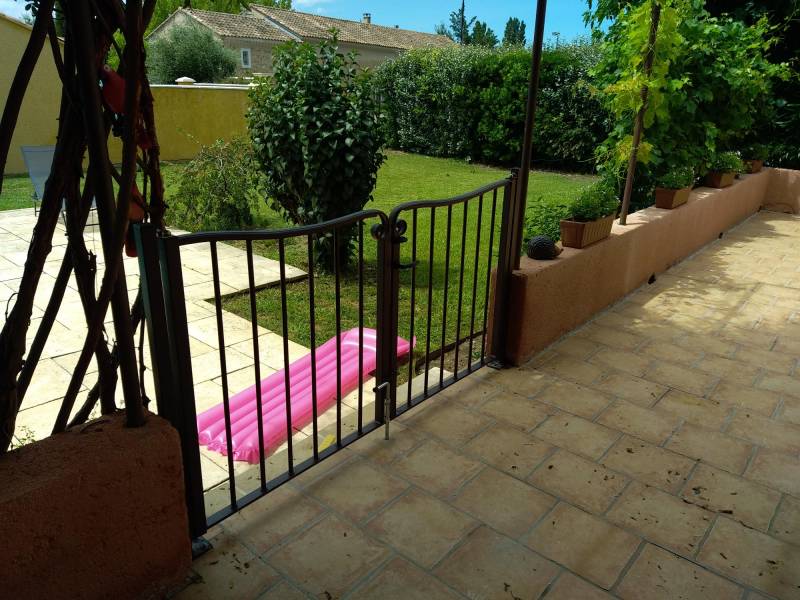 Fourniture et pose de garde-corps, d'une clôture de protection d'une piscine, à Orange