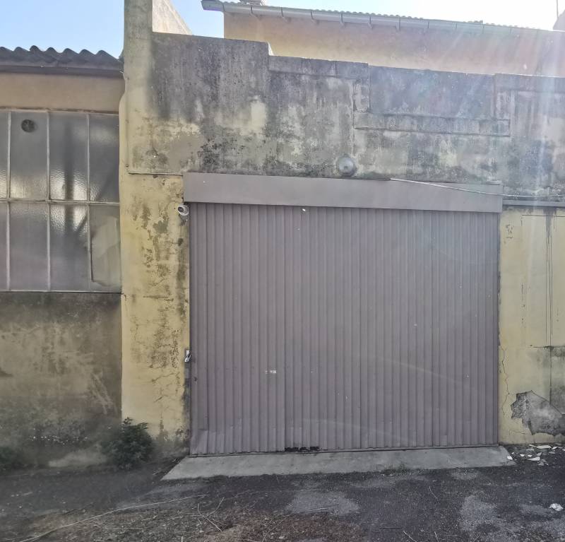 Porte coulissante/suspendue métallique vétuste