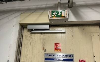 Groom à glissière pour porte battante