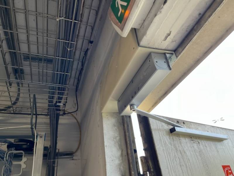 Remplacement d'un groom extérieur, renforcement des fixations, près d'Avignon