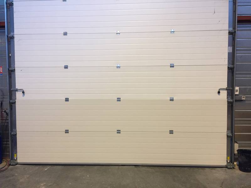 Réparation d’une porte sectionnelle en Vaucluse à Bédarrides (84)