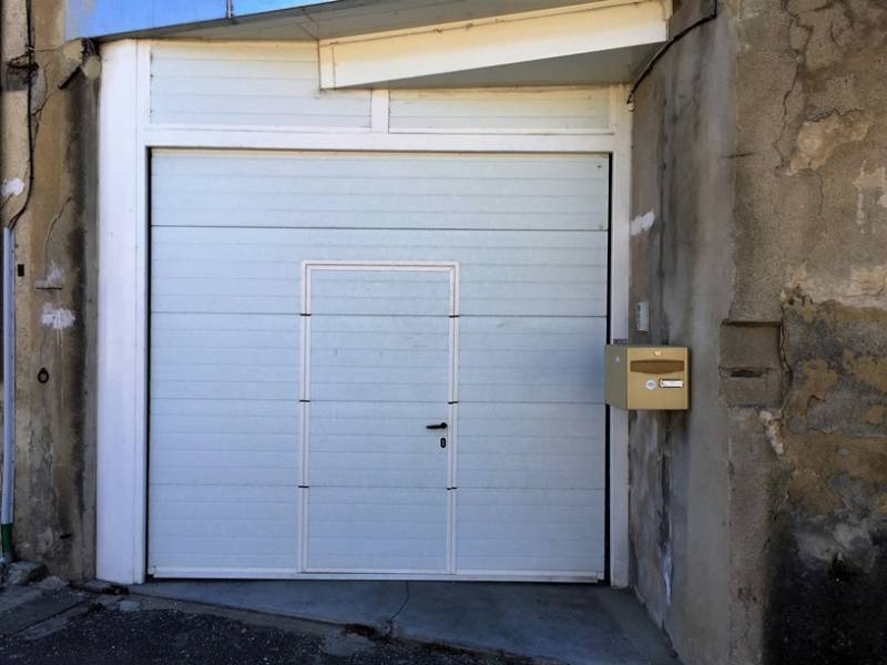 Porte sectionnelle avec structure de pose à Pierrelatte (26)