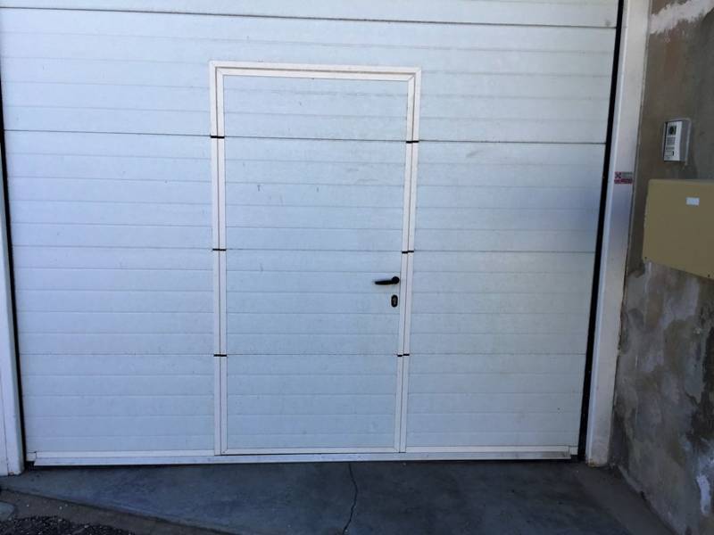 porte sectionnelle avec portillon à Vedène en Vaucluse (84)