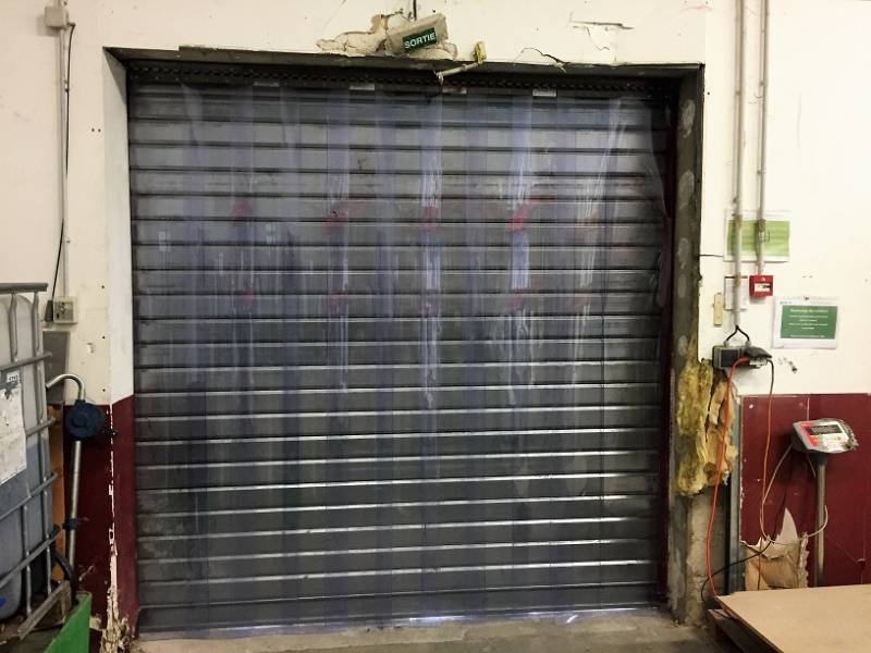 rideau à lanières devant un rideau métallique Orange 84