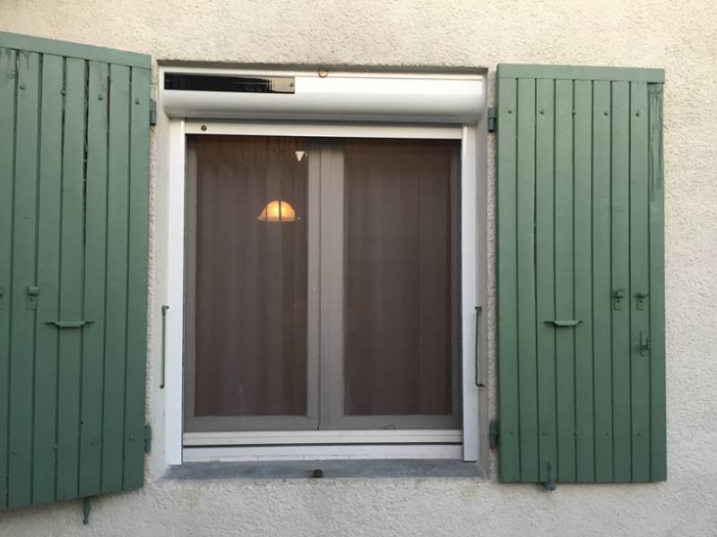 Volets roulants à énergie solaire derrière volets en bois Avignon en Vaucluse (84)