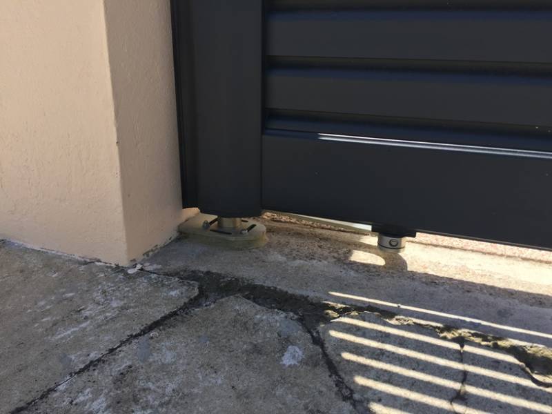 Portail 2 battants moteurs dans les montants Cairanne (Vaucluse 84)