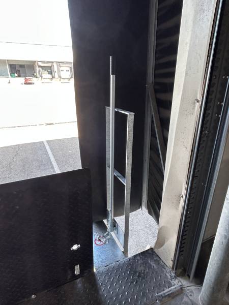 Butoir avec garde-corps et levier de commande