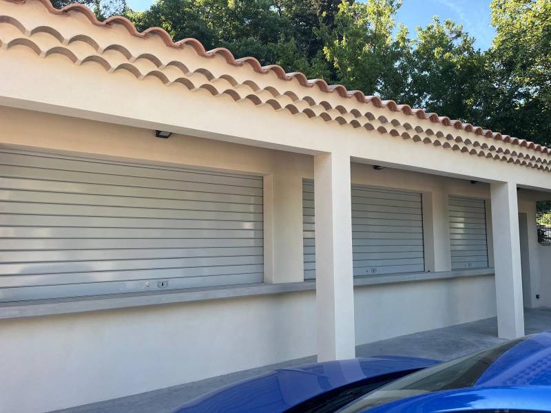 Rideaux métalliques manuels 