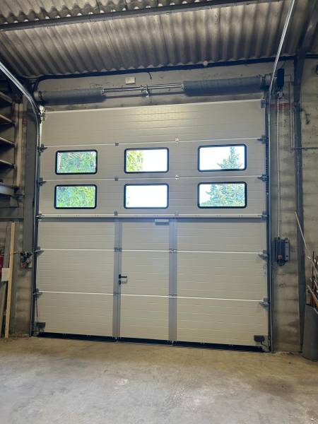 Porte sectionnelle motorisée à Violès