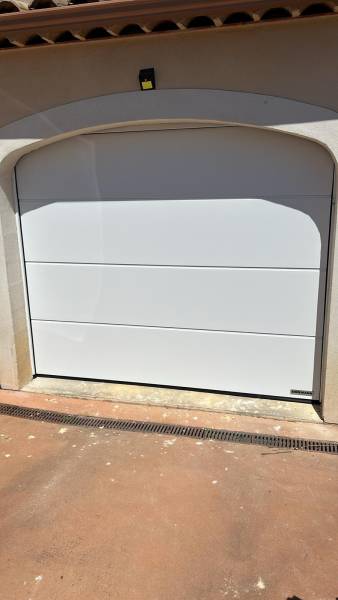 Porte de garage sectionnelle motorisée Pont-Saint-Esprit