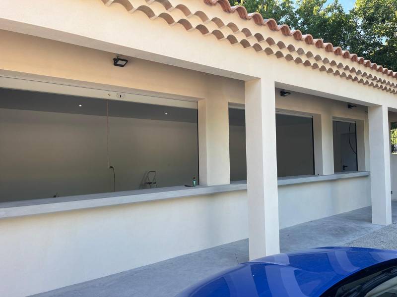 Rideaux métalliques enroulables manuels