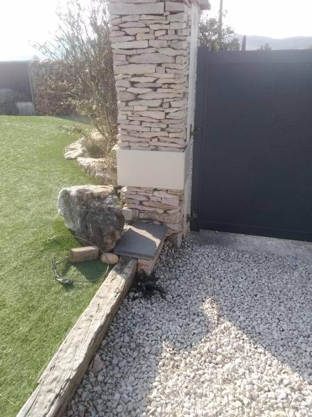 Fourniture et pose d'une motorisation de portail chez des particuliers dans le Gard.