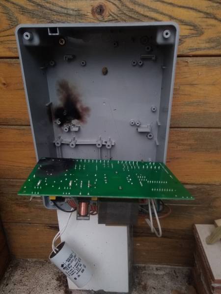 Surtension électrique sur la carte électronique